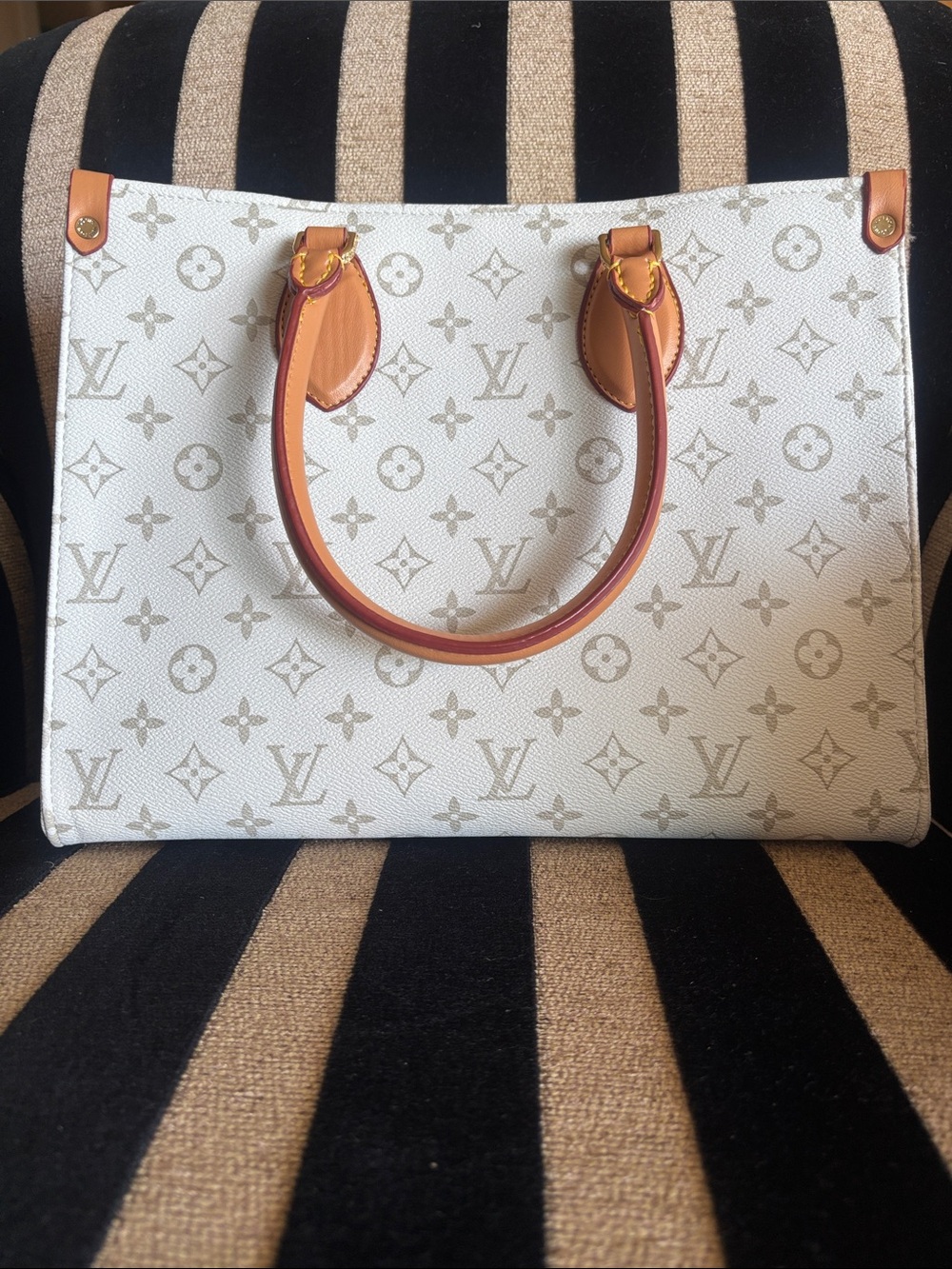 on the go quality White Monogram top handle , tote - Picture 13 of 16